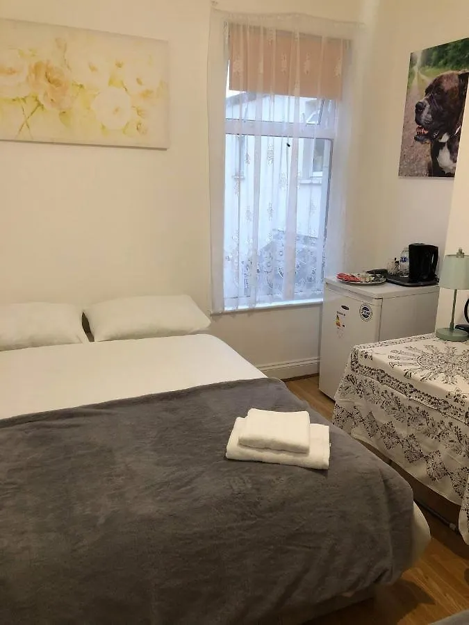 Double Room Central Location 2 Plumstead  Homestay
